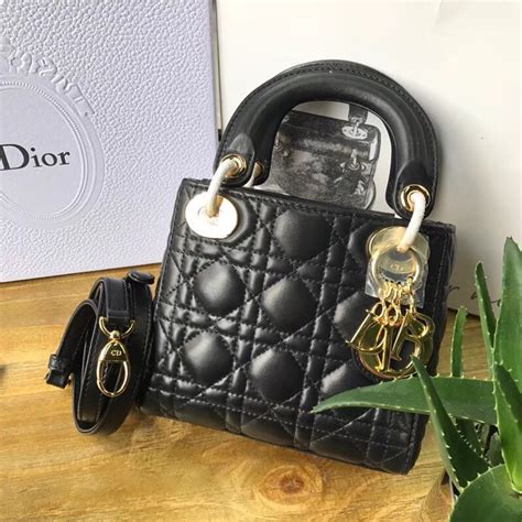 Copias de los bolsos de Dior baratas y muy chic.